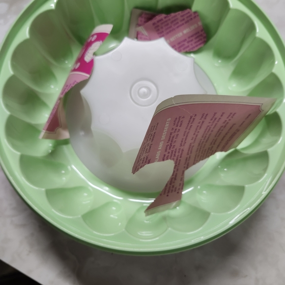 Tupperware Green and White Mold - Picture 2 of 4
